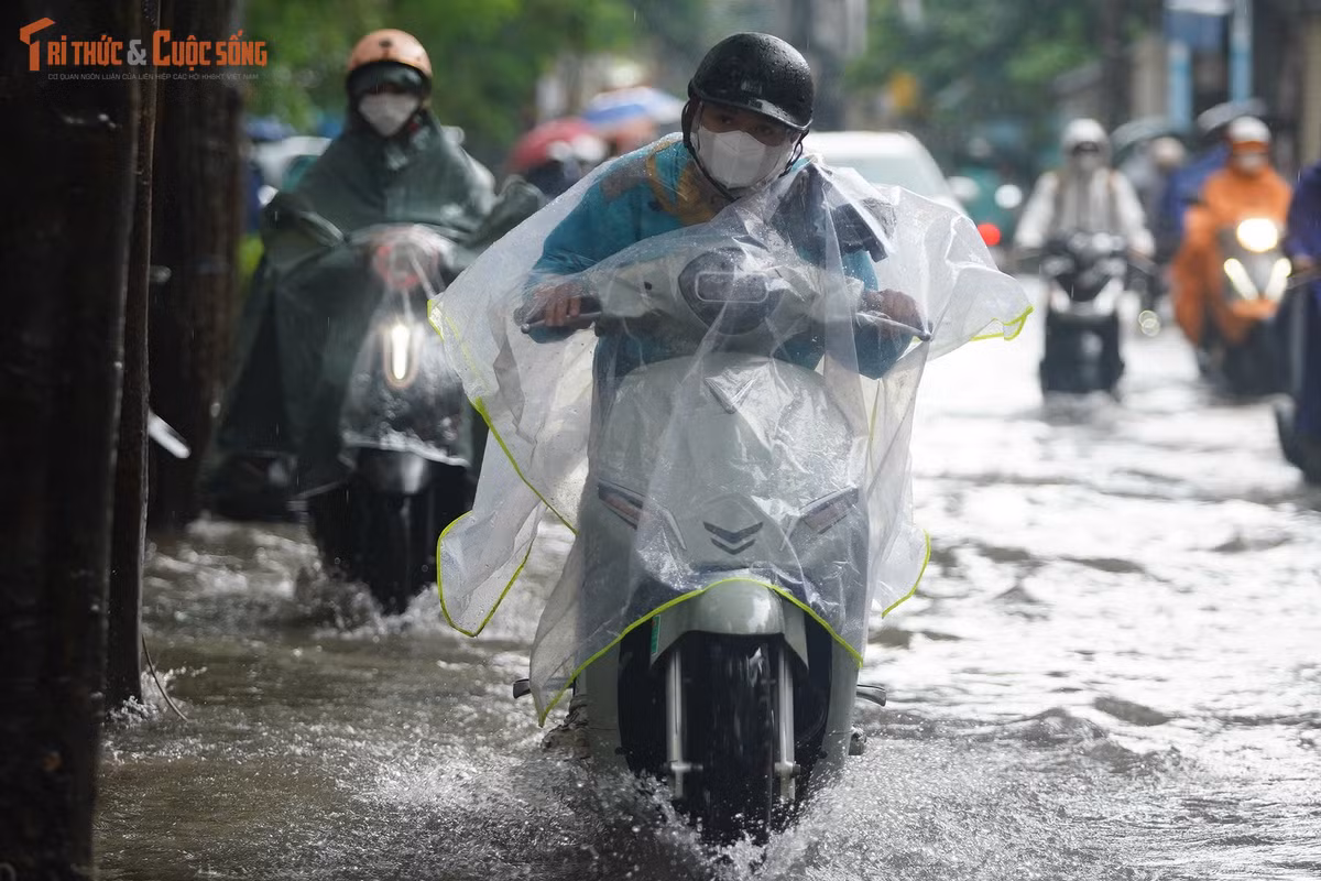 Một số phương tiện chọn cách cố gắng vượt qua chỗ ngập để tới nơi làm việc trong sáng ngày 15/9.