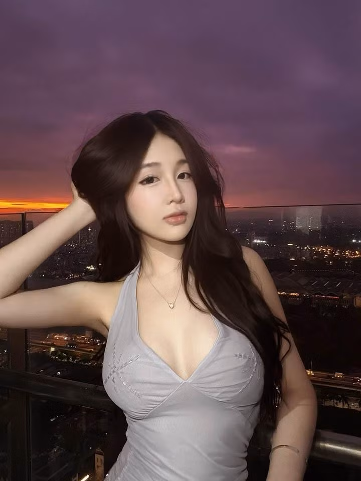 Điều đầu tiên gây ấn tượng mạnh mẽ ở Tít chính là thần thái. Vẻ đẹp của cô là sự kết hợp hài hòa giữa nét ngây thơ của thiếu nữ và sự chín chắn, cuốn hút của người trưởng thành. Khuôn mặt thanh tú, với đôi mắt to tròn, sâu thẳm, luôn ẩn chứa một tia nhìn vừa mơ màng vừa dứt khoát.