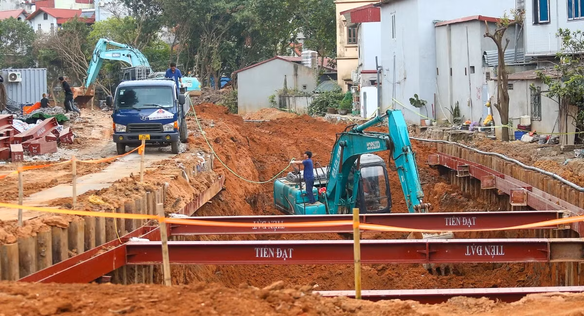 Tuy nhiên, càng về cuối, áp lực thi công càng lớn, các đơn vị nhà thầu tuyệt đối không được lơ là công tác an toàn lao động, phòng chống cháy nổ và phối hợp tốt với lực lượng Công an địa phương để phân luồng, đảm bảo trật tự giao thông quanh khu vực rào chắn.