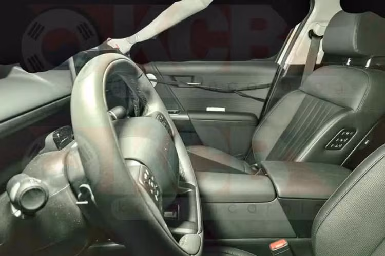 Khoang cabin Tucson mới được định hướng theo phong cách tối giản nhưng hiện đại. Hyundai dự kiến trang bị màn hình giải trí trung tâm 17 inch đi cùng bảng đồng hồ kỹ thuật số 9,9 inch.Đáng chú ý, mẫu SUV này sẽ sử dụng hệ điều hành Pleos OS hoàn toàn mới phát triển trên nền tảng Android, hỗ trợ kho ứng dụng riêng và giao diện tương tự smartphone.