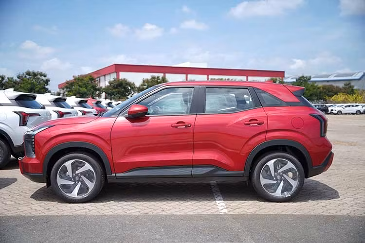 Mẫu xe SUV cỡ B này vẫn sở hữu thiết kế mang đậm dấu ấn ngôn ngữ Dynamic Shield với lưới tản nhiệt hình khối vững chãi. Hệ thống đèn LED T-Shape đặc trưng đồng bộ từ trước ra sau mang lại hiệu ứng thị giác bề thế và mạnh mẽ, tăng cường khả năng chiếu sáng và nhận diện từ xa.