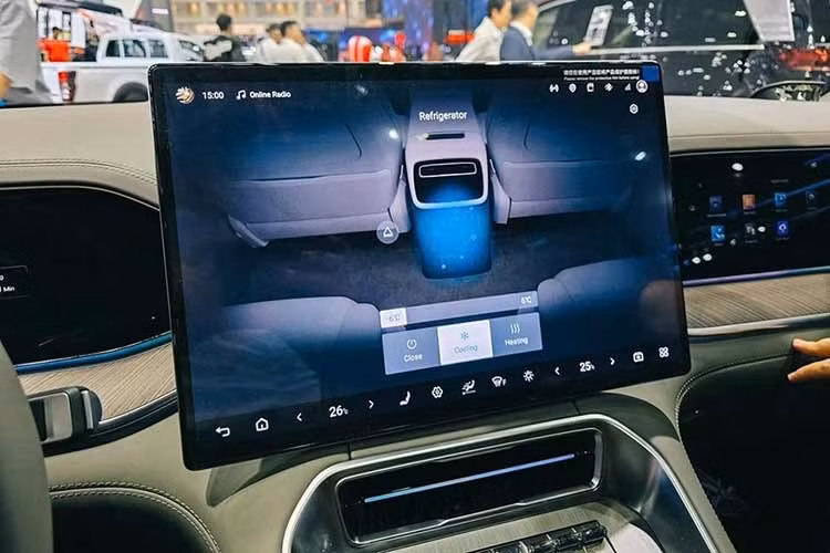 Theo thông tin được công bố, BYD Denza N9 Flash Charging Edition sẽ được trang bị khoang lái AI thông minh thế hệ mới. Đồng thời, trong khoang lái sẽ có nhiều vị trí nam châm hỗ trợ mở rộng phụ kiện.