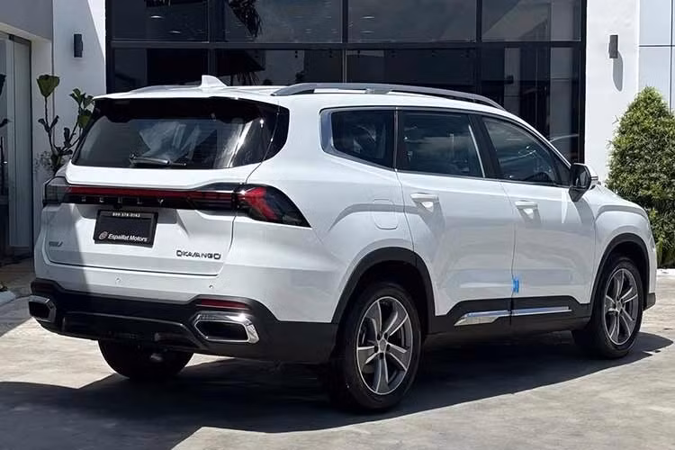 Đáng chú ý, phiên bản Premium được trang bị gói hỗ trợ lái nâng cao ADAS với nhiều tính năng hiện đại như phanh khẩn cấp tự động AEB, ga tự động thích ứng ICC, hỗ trợ giữ làn đường LKA, cảnh báo điểm mù BSD, cảnh báo mở cửa DOW và nhận diện biển báo giao thông TSR. Bản Premium còn có camera 540 độ, trong khi phiên bản Executive sử dụng camera lùi tiêu chuẩn.