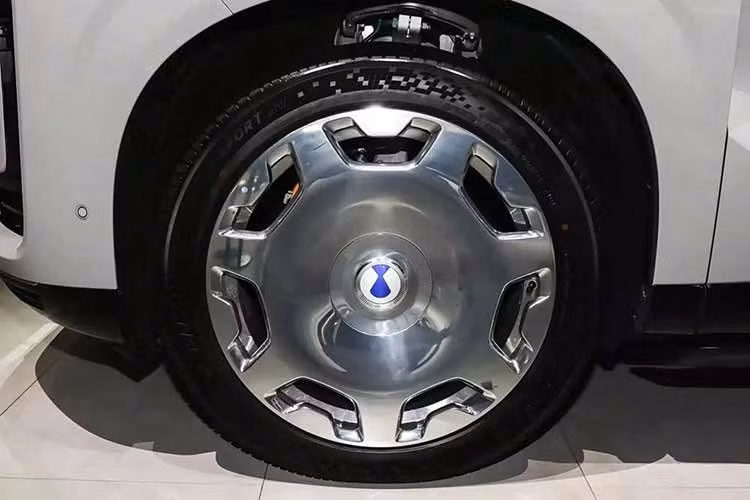 Ngoài ra, mẫu xe BYD Denza N9 còn được trang bị bộ mâm 22 inch độc quyền với thiết kế cổ điển nhằm tăng cảm giác sang trọng. Thân xe trường dáng với tay nắm cửa ẩn, trong khi đuôi xe được gọn gàng và nổi bật với đèn hậu LED kéo dài.