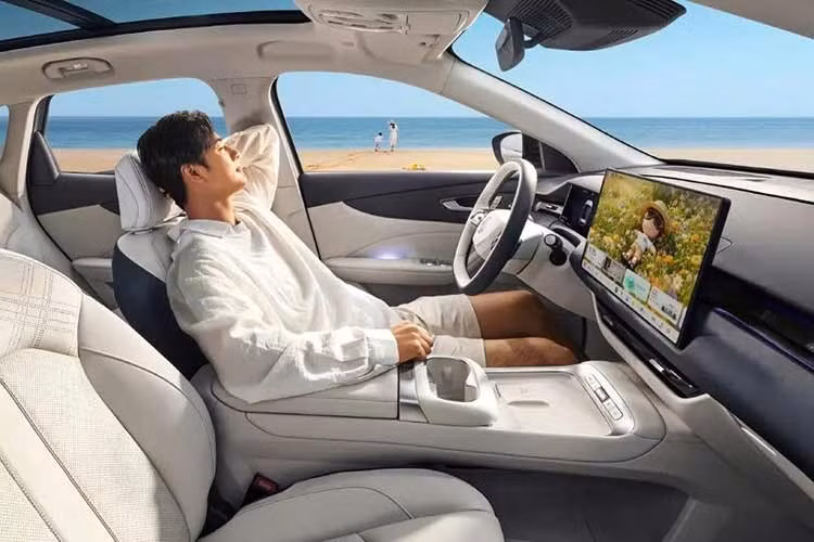 Bên trong xe, MG 4X 2026 mới sử dụng thiết kế khoang lái ôm trọn người lái với cách phối màu tối phía trên và sáng phía dưới, tạo cảm giác cao cấp. Xe được trang bị bảng đồng hồ kỹ thuật số toàn phần và màn hình cảm ứng trung tâm đặt nổi với kích thước lớn.