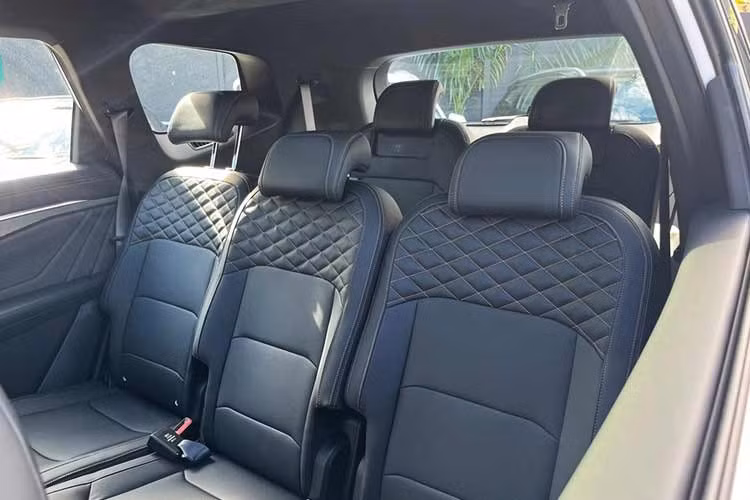 Cung cấp sức mạnh cho Geely Okavango là động cơ mã BHE15-EFZ dùng chung trên cả hai phiên bản. Động cơ này sản sinh công suất tối đa 181 mã lực tại 5.500 vòng/phút và mô-men xoắn cực đại 290 Nm trong dải vòng tua từ 2.000 - 3.500 vòng/phút. Xe sử dụng hộp số ly hợp kép 7 cấp DCT, hệ thống treo trước MacPherson và treo sau đa liên kết.