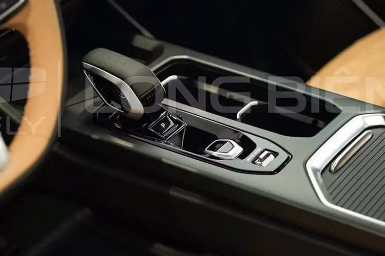 Về công nghệ an toàn, Geely Okavango sở hữu loạt tính năng cơ bản như chống bó cứng phanh ABS, cân bằng điện tử ESC, kiểm soát lực kéo TCS, phân phối lực phanh điện tử EBD, Auto Hold, hỗ trợ khởi hành ngang dốc và hỗ trợ đổ đèo.
