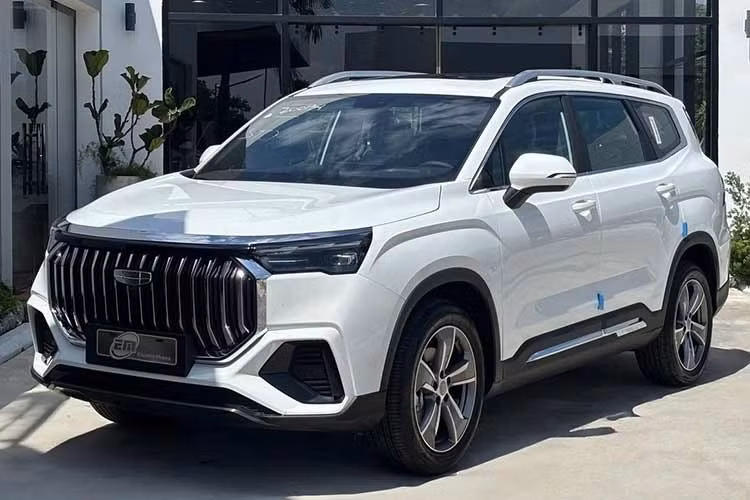 Theo thông tin từ nhân viên tư vấn bán hàng, Geely Okavango 2026 sẽ được mở bán với hai phiên bản Executive và Premium. Giá bán dự kiến của mẫu xe này khởi điểm từ khoảng 760 triệu đồng, cạnh tranh phân khúc SUV 7 chỗ tại Việt Nam.