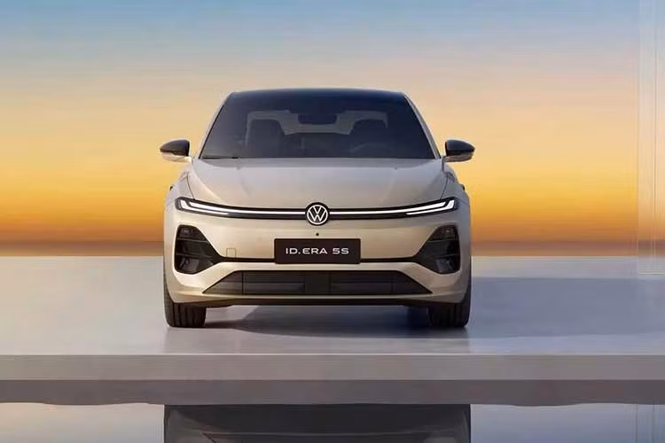 Nguồn cung cấp sức mạnh cho Volkswagen ID.ERA 5S là hệ truyền động hybrid sạc điện, kết hợp máy xăng 4 xi-lanh, dung tích 1.5L và mô-tơ điện. Động cơ xăng cho công suất tối đa 80 kW (107 mã lực) trong khi con số tương ứng của mô-tơ điện là 130 kW (174 mã lực).