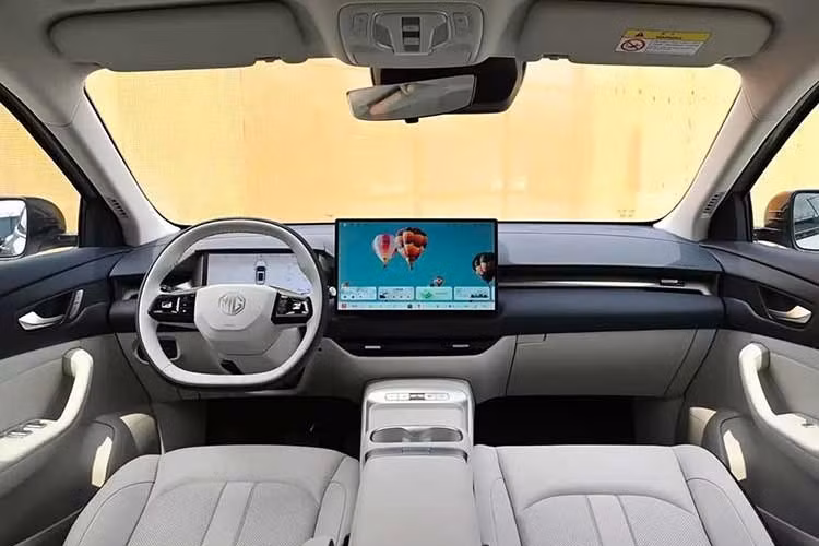 Thêm vào đó là hệ thống kết nối điện thoại - xe hơi do MG và OPPO Zhixing cùng phát triển và tối ưu hóa. Hệ thống này cho phép kết nối liền mạch, mang đến trải nghiệm tương tác mượt mà, không có độ trễ giữa điện thoại thông minh và xe.