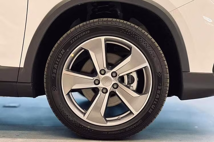 Bản Premium của Geely Okavangocó thêm gương chỉnh điện, gập điện và tích hợp sấy, trong khi bản Executive dừng ở mức chỉnh điện. Xe được trang bị bộ la-zăng dạng 5 chấu hợp kim cỡ 19 inch, kết hợp lốp kích thước 235/50R19.