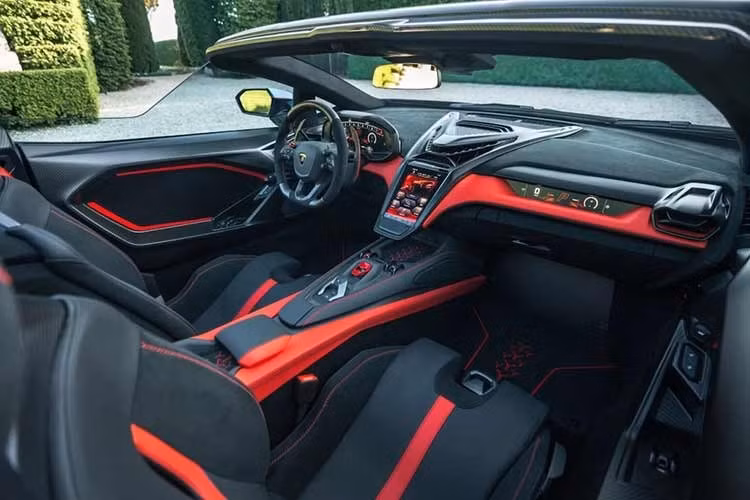 Theo Lamborghini, việc tinh chỉnh các "bề mặt chức năng phía trên" của xe và một bộ các yếu tố khí động học mới đã cho phép phiên bản Roadster đạt được lực ép không khí, độ ổn định, sự cân bằng và khả năng làm mát tương đương với phiên bản coupe. Hãng cũng khẳng định trọng lượng tăng thêm khi loại bỏ mui xe chỉ ở mức "vài kilogram".