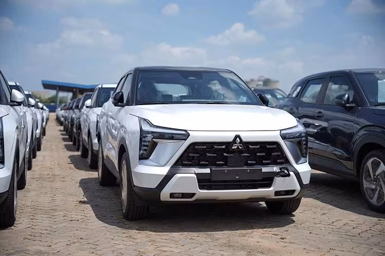 Mitsubishi Xforce 2026 tại Việt Nam sẽ có 3 phiên bản với mức giá như sau: 605 - 665 - 720 triệu đồng. Khi mua xe trong tháng 5/2026, khách hàng sẽ được tặng phiếu nhiên liệu 45 - 47 - 55 triệu đồng tuỳ từng phiên bản. Đặc biệt, giá trị ưu đãi có thể quy đổi thành tiền mặt và trừ thẳng vào giá xe, qua đó, đưa giá bán thực tế của Xforce nâng cấp về mốc khoảng 560-665 triệu đồng, rẻ hơn bản tiền nhiệm (599-705 triệu đồng).