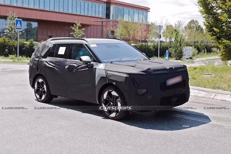 Dù thế hệ hiện tại vẫn đang có doanh số tốt trên toàn cầu, Hyundai Tucson dự kiến sẽ chính thức ra mắt vào cuối năm 2026 trước khi được phân phối tại nhiều thị trường lớn. Với thiết kế vuông vức hơn, nội thất đậm chất công nghệ cùng chiến lược điện hóa mạnh mẽ, Tucson thế hệ mới được kỳ vọng sẽ tạo ra bước chuyển mình đáng kể trong phân khúc SUV cỡ C.
