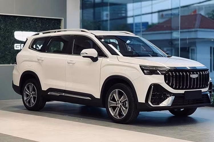Mẫu xe Geely Okavango 2026 của Trung Quốc đã xuất hiện lần đầu tại thị trường Việt Nam, những hình ảnh này được cho là được trưng bày tại một đại lý miền Bắc chia sẻ công khai. Cùng với đó, nhiều thông tin liên quan đến sản phẩm cũng dần được hé lộ.
