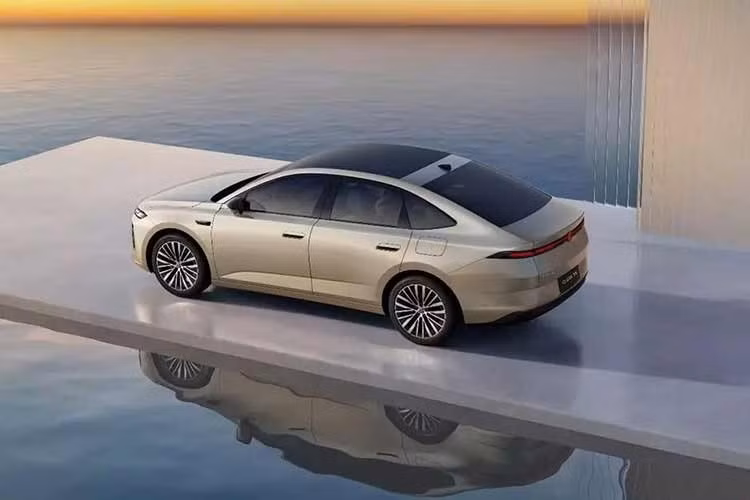 Tương tự đàn anh ID.ERA 9X mới ra mắt cách đây không lâu, Volkswagen ID.ERA 5S 2026 cũng được áp dụng ngôn ngữ thiết kế gia đình với dải đèn LED ban ngày kéo dài, nối liền logo của hãng ở giữa. Cụm đèn pha tách tầng phía dưới được tích hợp với khe gió trong khi cản trước cũng có thêm hốc hút gió.