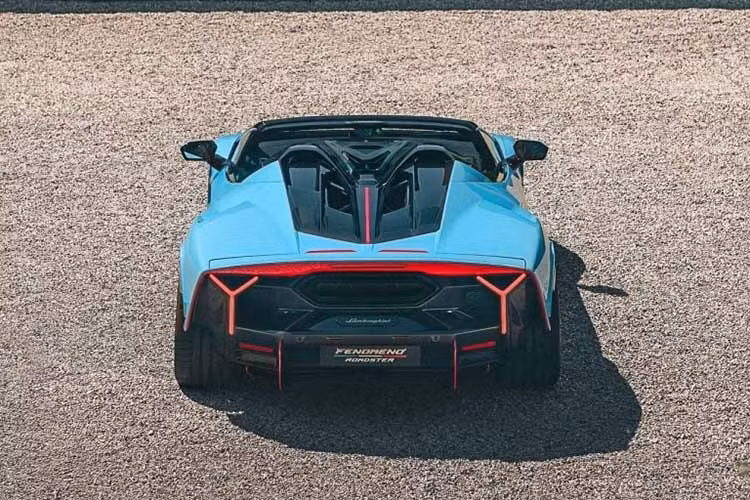 Tổng công suất của siêu xe hypercar Lamborghini Fenomeno Roadster đạt 1.065 mã lực (794 W / 1.080PS), vượt trội so với 1.001 mã lực (747kW / 1.015PS) của Revuelto . Hiệu năng gần như tương đương với Fenomeno coupe.