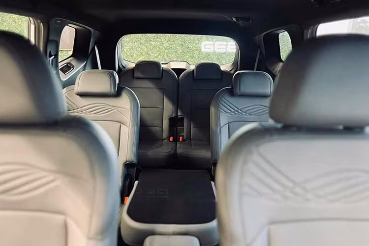 Danh sách tiện nghi của mẫu xe SUV 7 chỗ đến từ trung Quốc này còn có điều hòa tự động hai vùng độc lập, cửa gió dành riêng cho hàng ghế sau, chìa khóa thông minh tích hợp khởi động từ xa, kính chỉnh điện một chạm ở cả bốn cửa cùng ba chế độ vận hành gồm Eco, Comfort và Sport.