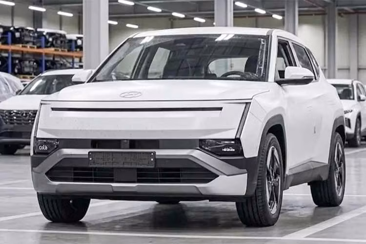 Các nguyên mẫu thử nghiệm tại khu vực Bắc Cực còn hé lộ phiên bản XRT Pro hoàn toàn mới. Khác với những gói nâng cấp thiên về ngoại hình trước đây, biến thể này nhiều khả năng sẽ được tinh chỉnh thực chất cho khả năng off-road với khoảng sáng gầm tăng, hệ thống treo nâng cấp, lốp địa hình Continental CrossContact cùng móc kéo chuyên dụng.