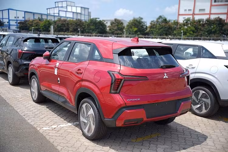 Xe có kích thước tổng thể vượt trội cùng chiều dài cơ sở 2.650 mm tạo nên vẻ ngoài bề thế và không gian rộng rãi hàng đầu phân khúc. Bên cạnh đó, bán kính quay vòng 5,2m và khoảng sáng gầm 222 mm giúp xe di chuyển linh hoạt trên đa dạng địa hình.