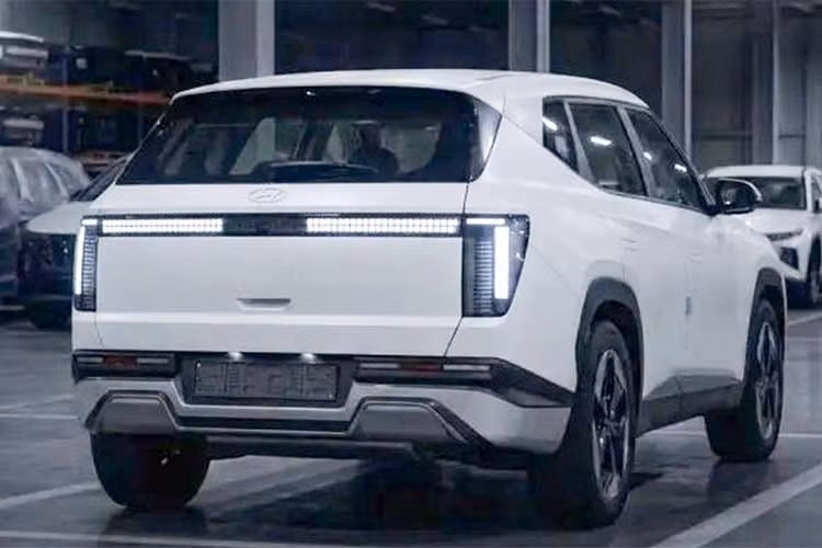 Một số tin đồn còn cho biết Hyundai đang phát triển cấu hình turbo-hybrid AWD công suất hơn 300 mã lực cho mẫu xe SUV Tucson thế hệ mới của mình. Bên cạnh đó, Tucson 2027 cũng có thể sở hữu khả năng hỗ trợ lái tự động cấp độ 2.5.