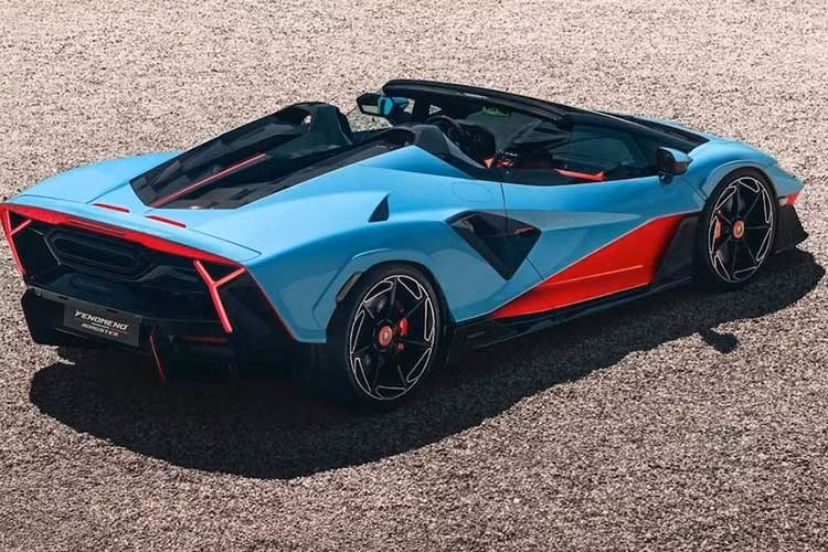 Fenomeno Roadster luôn ở trạng thái mở. Không có mui cứng có thể thu vào, không có các tấm mui có thể tháo rời thủ công, không có thiết kế targa thông minh. Và các nhà thiết kế của Lamborghini đã tận dụng sự tự do đó để làm những điều họ không thể làm với phiên bản coupe.
