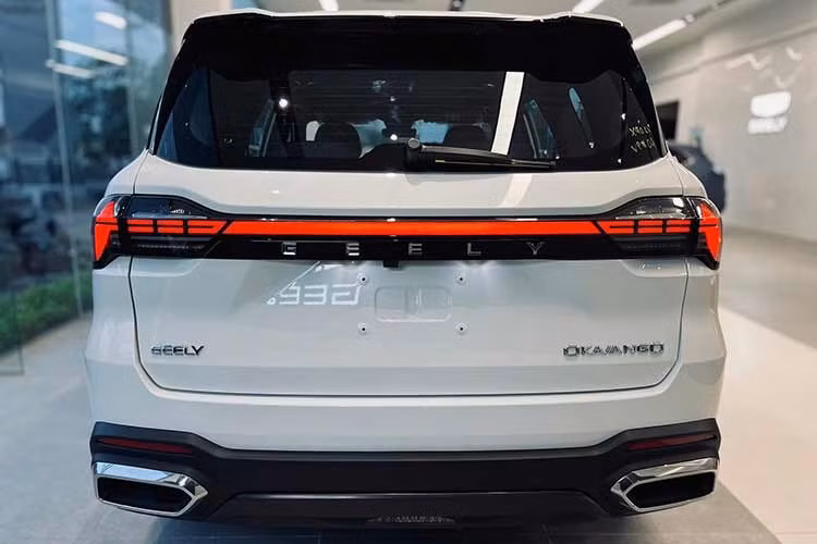 Về kích thước tổng thể, mẫu xe SUV Geely Okavango 2026 sở hữu thông số chiều dài x rộng x cao tương ứng là 4.860 x 1.910 x 1.770 mm, trục cơ sở dài 2.825 mm. Kích thước này ngang ngửa Hyundai Santa Fe (4.830 x 1.900 x 1.720 mm).