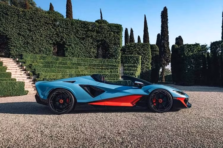 Mẫu xe này tiếp nối phiên bản mui kín Fenomeno ra mắt hồi tháng 8 năm 2025, nhưng Lamborghini sản xuất chỉ giới hạn ở 15 chiếc, bằng một nửa so với 30 chiếc Fenomeno coupe đã bán ra.