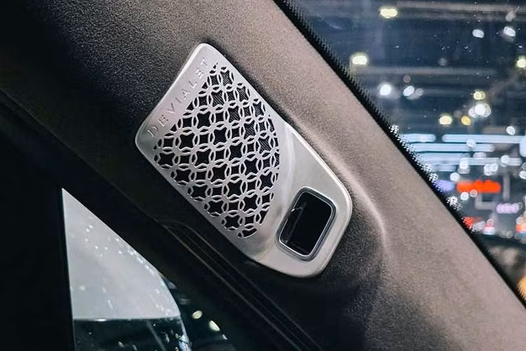 Điểm nhấn của BYD Denza N9 Flash Charging Edition nằm ở hệ truyền động. Theo đó, xe tiếp tục sử dụng hệ truyền động hybrid sạc điện với động cơ xăng 4 xi-lanh, tăng áp, dung tích 2.0L.