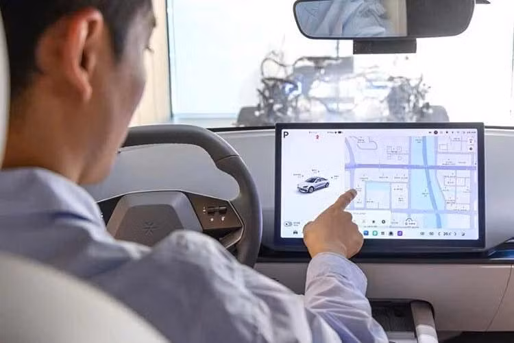 Điểm gây chú ý nhất nằm ở màn hình trung tâm Pleos Connect kích thước lên tới 17 inch, kết hợp với cụm đồng hồ kỹ thuật số mới. Dù đẩy mạnh xu hướng số hóa, Hyundai vẫn duy trì các nút bấm vật lý cho những chức năng quan trọng như điều hòa hay âm lượng, điều được nhiều người dùng đánh giá cao trên các mẫu xe đời mới của hãng.