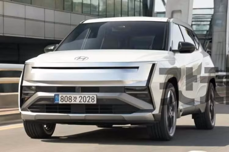 Những hình ảnh Hyundai Tucson 2027 vừa bị hé lộ gần như toàn bộ diện mạo nội thất của mẫu SUV cỡ C này. Đây cũng là lần đầu tiên khoang cabin Tucson 2027 xuất hiện mà không còn lớp ngụy trang, cho thấy Hyundai đang chuẩn bị cho một cuộc “lột xác” mạnh mẽ cả về thiết kế lẫn công nghệ.