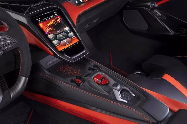 Giống như Fenomeno thông thường, phiên bản Roadster được chế tạo dựa trên khung gầm liền khối bằng sợi carbon và được trang bị động cơ V12 mạnh mẽ nhất trong lịch sử Lamborghini.