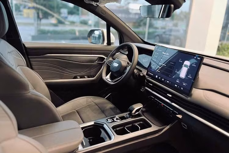 Khoang nội thất của mẫu SUV này được hoàn thiện với ghế bọc da trên toàn bộ các phiên bản. Tuy nhiên, bản Premium được bổ sung thêm ghế lái chỉnh điện 6 hướng có chức năng nhớ vị trí, ghế phụ chỉnh điện 4 hướng và hệ thống làm mát cho hàng ghế trước.