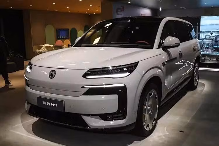 Mới đây, theo các nguồn tin liên quan, BYD Denza N9 phiên bản sạc nhanh Flash Charging Edition sẽ chính thức ra mắt tại thị trường Trung Quốc vào ngày 18/5/2026 tới đây. Trước đó, BYD đã mở cọc dành cho mẫu xe này với mức giá tạm tính từ 450.000-500.000 Nhân dân tệ (khoảng 1,575-1,75 tỷ đồng).