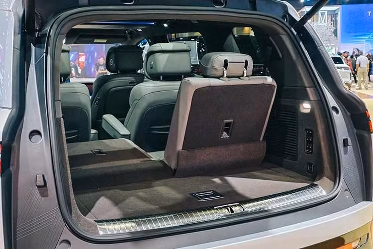 Công nghệ mới. này sẽ trang bị cảm biến Lidar phía trên kính lái, cho phép tích hợp các công nghệ hỗ trợ lái xe tiến tiến. Ngoài ra, Viện công nghệ thông tin và công nghiệp Trung Quốc MIIT cũng đã phê duyệt thử nghiệm phiên bản Denza D9 tự lái vào tháng 12 năm ngoái