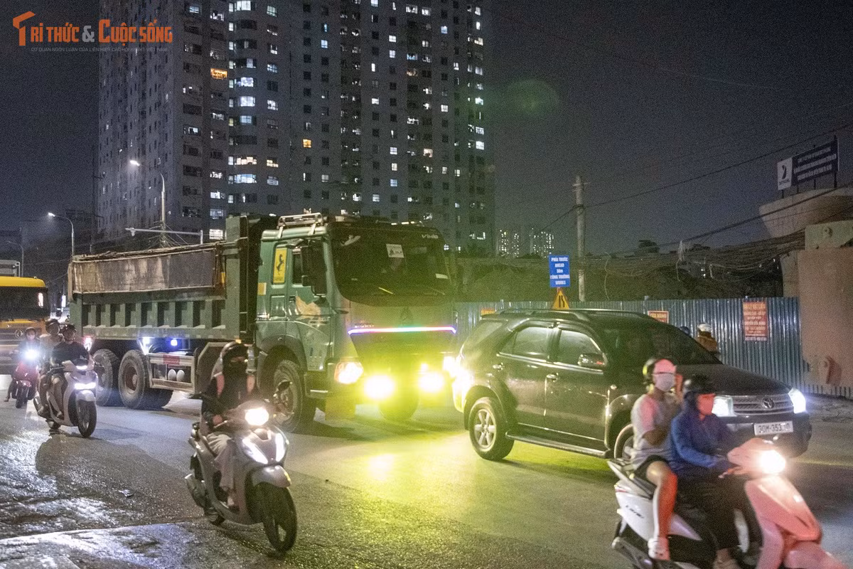 Đối với người điều khiển xe máy, việc bất ngờ bị đèn ô tô chiếu gây lóa có thể khiến họ khó quan sát mặt đường, vạch kẻ đường hoặc phương tiện phía trước. Nếu phản ứng bằng cách phanh gấp, đánh lái hoặc né tránh thiếu kiểm soát, nguy cơ va chạm có thể tăng lên. Với tài xế ô tô, ánh sáng chói từ xe đi ngược chiều cũng gây khó khăn trong việc xác định vị trí và diễn biến giao thông, nhất là vào ban đêm.