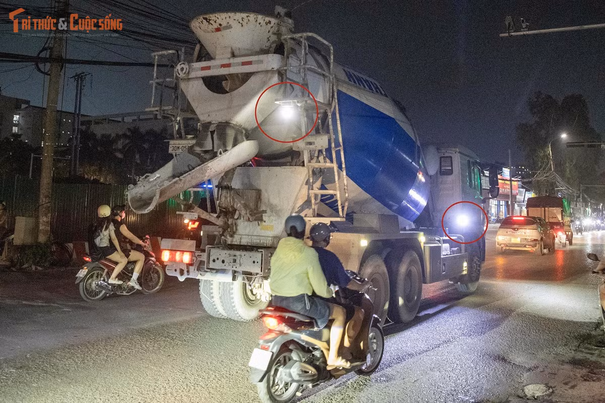 Theo điểm a khoản 3 Điều 13 Nghị định 168/2024/NĐ-CP, người điều khiển ô tô lắp thêm đèn phía trước, phía sau, trên nóc, dưới gầm hoặc một hay cả hai bên thành xe, trừ đèn sương mù dạng rời được lắp theo quy định, bị phạt tiền từ 1-2 triệu đồng. Hành vi này còn bị trừ 2 điểm giấy phép lái xe theo quy định tại nghị định. Vì vậy, chủ phương tiện cần kiểm tra hệ thống chiếu sáng, không tự ý bổ sung thiết bị trái quy định và khắc phục những bất thường có thể ảnh hưởng đến an toàn giao thông.