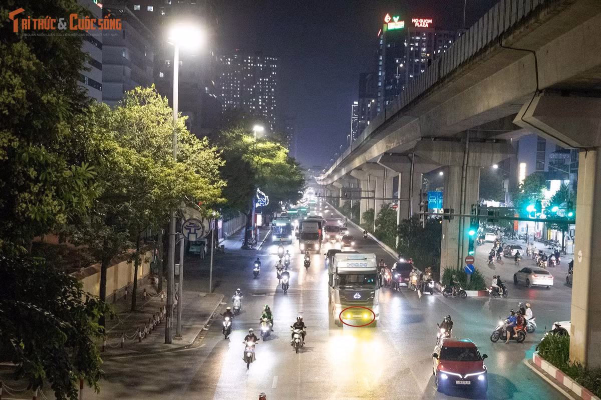 Phòng Cảnh sát giao thông Công an TP Hà Nội đã triển khai các tổ công tác tuần tra lưu động nhằm phát hiện, xử lý những trường hợp độ thêm đèn, còi hơi. Hoạt động kiểm tra, xử lý cần đi đôi với tuyên truyền để người dân hiểu rõ trách nhiệm sử dụng phương tiện đúng quy định. Người lái xe cần lựa chọn chế độ đèn phù hợp với điều kiện đường sá, không sử dụng đèn gây chói mắt người khác và duy trì khoảng cách an toàn khi lưu thông.