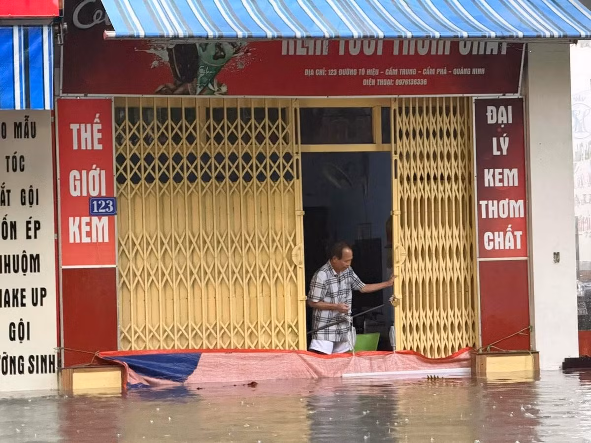 Người dân sinh sống tại khu vực cho biết nước tràn vào nhà từ sáng sớm, làm hư hỏng nhiều đồ đạc, thiết bị điện tử và vật dụng sinh hoạt. Dù đã chủ động kê cao tài sản từ trước nhưng nhiều gia đình vẫn không tránh khỏi thiệt hại.