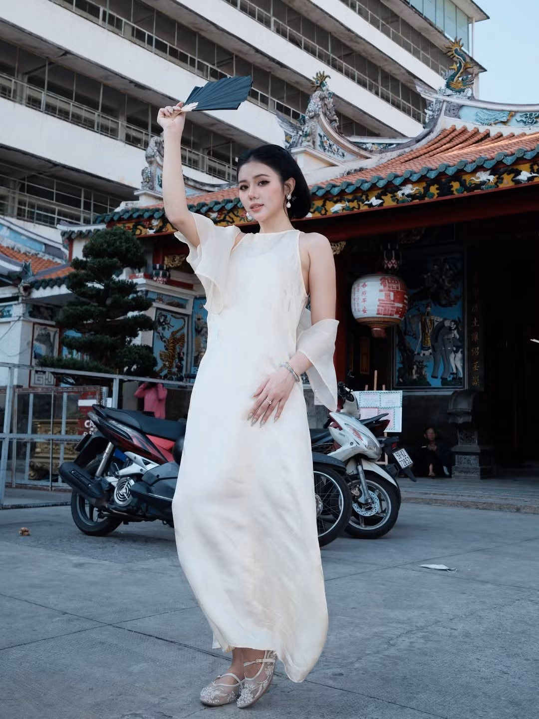 Một số bình luận còn nhận xét bộ ảnh gợi nhớ đến vẻ đẹp của phụ nữ Á Đông xưa: kín đáo, thanh lịch nhưng vẫn đầy sức hút.