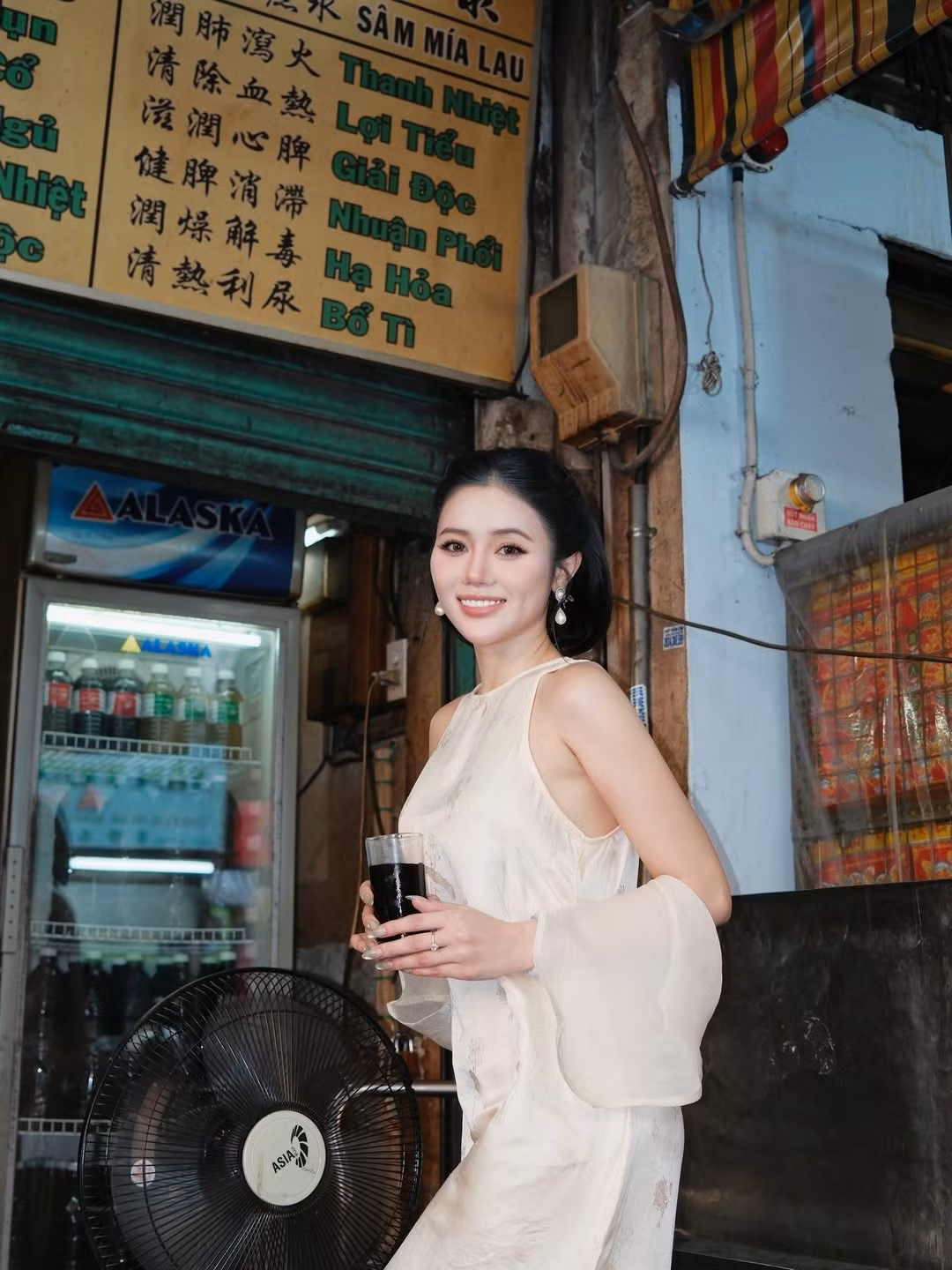 Bò Chảnh vốn được biết đến là một trong những TikToker sở hữu lượng người theo dõi ấn tượng nhờ ngoại hình nổi bật cùng phong cách biến hóa đa dạng. Từ hình ảnh trẻ trung, nhí nhảnh đến quyến rũ, cá tính, cô đều dễ dàng “cân” được nhiều phong cách khác nhau. Bộ ảnh tại phố người Hoa lần này tiếp tục cho thấy sự linh hoạt trong cách xây dựng hình ảnh của nữ TikToker.