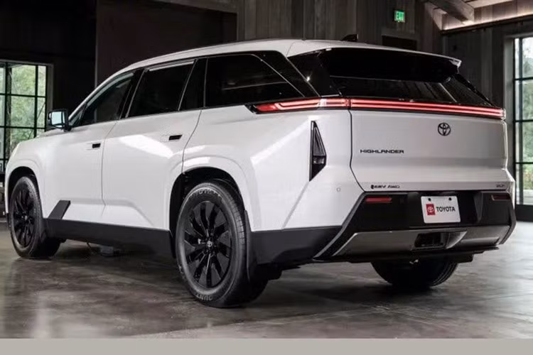 Đáng chú ý, Toyota xác nhận với Cars.com rằng các phiên bản Highlander sử dụng động cơ xăng và hybrid sẽ tiếp tục được sản xuất đến hết tháng 12 năm nay. Điều này làm dấy lên suy đoán rằng hãng xe Nhật Bản có thể đang tận dụng thêm thời gian để tối đa hóa doanh số và lợi nhuận từ các phiên bản sử dụng động cơ đốt trong trước khi chuyển hoàn toàn sang xe điện.