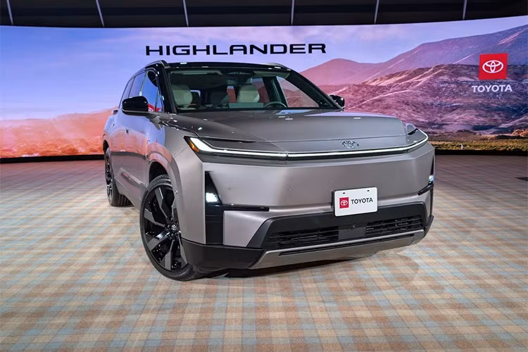 Dù đã bước vào giai đoạn cuối vòng đời, Toyota Highlander vẫn duy trì sức hút mạnh mẽ trên thị trường, đặc biệt là phiên bản hybrid. Theo báo cáo tài chính quý II của Toyota, doanh số Highlander tăng 6,7% từ đầu năm đến nay, trong khi riêng bản hybrid bứt phá tới 48,9%. Cùng xu hướng đó, doanh số các mẫu xe điện hóa của Toyota tăng 21,1%, dẫn đầu là RAV4 Hybrid.