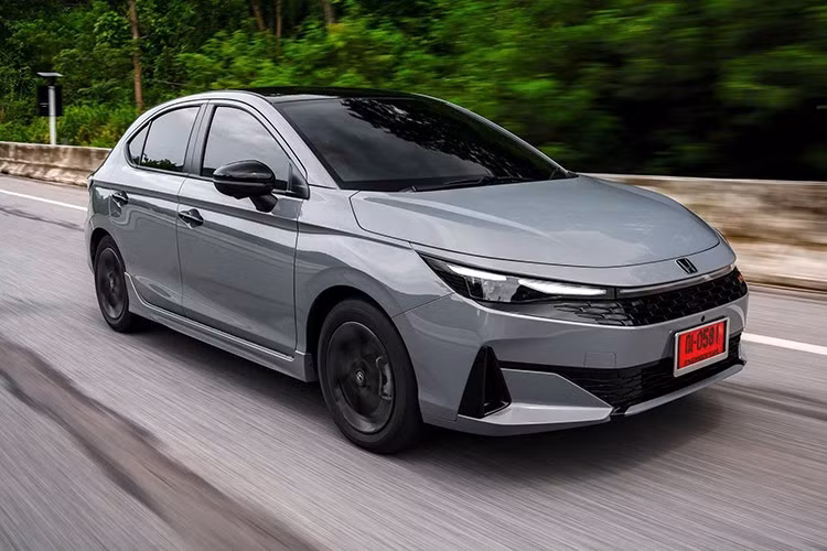 Giá bán chính thức của Honda City 2026 tại Thái Lan dao động từ 569.000 - 749.000 baht (tương đương từ 450-590 triệu đồng).Ở lần nâng cấp này, Honda City được thay đổi đáng kể ở ngoại thất.