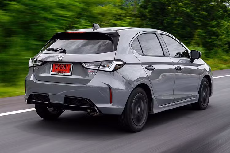 Đối với các phiên bản và màu sơn khác, Honda Thái vẫn tiếp tục nhận đặt hàng như bình thường. Được biết, chỉ sau thời gian ngắn mở cọc, Honda City facelift 2026 mới nhận được hơn 10.000 đơn đặt hàng tại Thái Lan.
