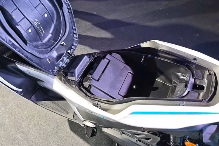 Do trang bị bộ pin, Yamaha NVX E 155 có khối lượng lớn hơn khoảng 13 kg so với phiên bản động cơ đốt trong. Sức mạnh của Aerox E đến từ mô-tơ điện đặt tại bánh sau thông qua hệ truyền động dây cu-roa. Động cơ này sản sinh công suất khoảng 13 mã lực và mô-men xoắn cực đại 48 Nm.