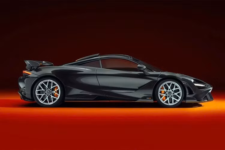 Thay vì phát triển động cơ mới, McLaren tiếp tục sở hữu cỗ máy V8 tăng áp kép 4.0L quen thuộc nhưng tối ưu lại khả năng vận hành. Sau khi nâng cấp, động cơ sản sinh công suất 777 mã lực và mô-men xoắn cực đại 800 Nm.