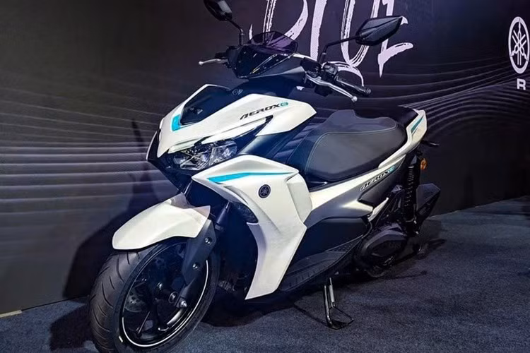 Aerox 155 chính là mẫu xe đang được phân phối tại Việt Nam dưới tên gọi Yamaha NVX 155. Tuy nhiên, khả năng mẫu xe điện này được đưa về Việt Nam hiện vẫn chưa được hãng xác nhận. Về tổng thể, Aerox E hay NVX 155 E vẫn giữ nguyên thiết kế quen thuộc của của phiên bản chạy xăng đang bán ra thị trường.