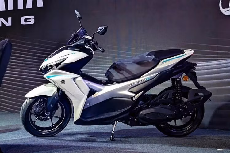 Mẫu xe ga Yamaha NVX 155 thuần điện sở hữu cụm đèn pha LED kép, đèn hậu LED, chìa khóa thông minh, yên hai tầng liền khối cùng phần yếm trước tạo hình nhiều lớp tương tự phiên bản sử dụng động cơ xăng.