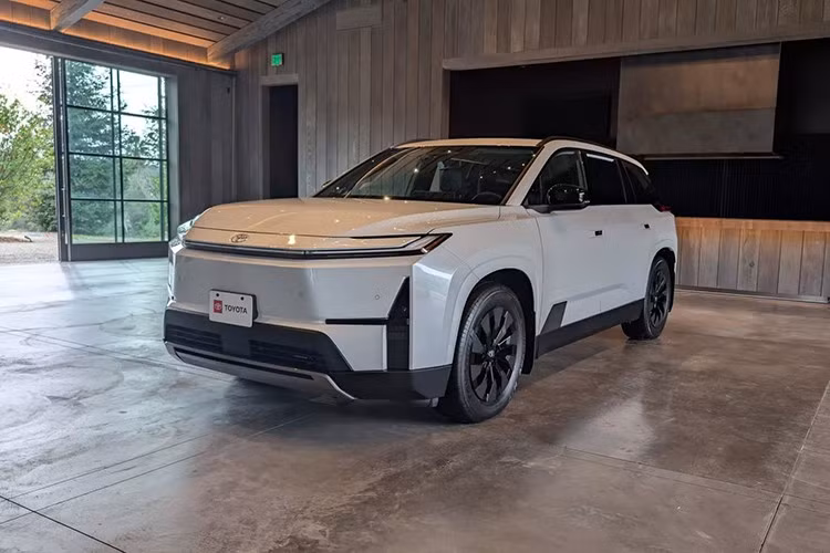 Thông tin được Toyota chia sẻ với Carscoops cho biết một sự kiện trải nghiệm và giới thiệu Highlander EV dành cho giới truyền thông đã phải tạm hoãn và hiện chưa có lịch tổ chức mới. Hãng cho biết quyết định này nhằm "tạo thêm thời gian cho các điều chỉnh cuối cùng trước khi ra mắt".